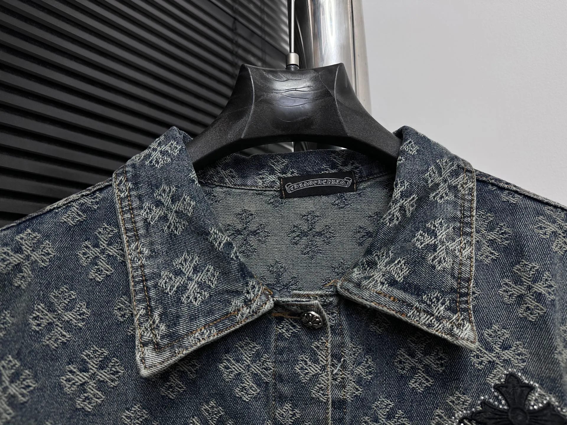 P330 [ChromeHearts] ChromeHearts Steel-stamped classic Sanskrit all-over jacquard hot-drilled denim jacket for men and women New Chrome Hearts Sanskrit-printed custom-made fabric jacket Gradient color wash, hot-drilled cross denim jacket on the back A very heavy-duty one. Heavy-duty top. Presbyopia is suitable for early autumn outings. The denim fabric can be directly machine washed without deformation. It also looks high-end when washed and aged. Power-style wear. Take any photo and look into the mirror. The gradient color is super high-end 💕 Size: s-xl